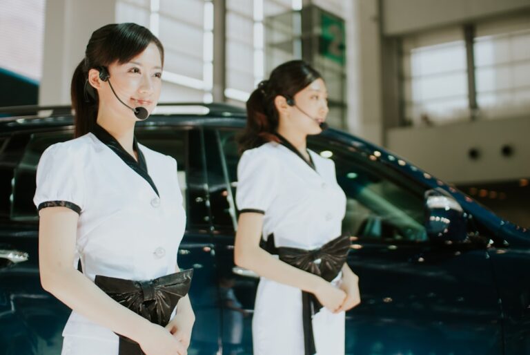 Acheteur examina attentivement la carrosserie et l'intérieur d'une berline d'occasion en concession automobile